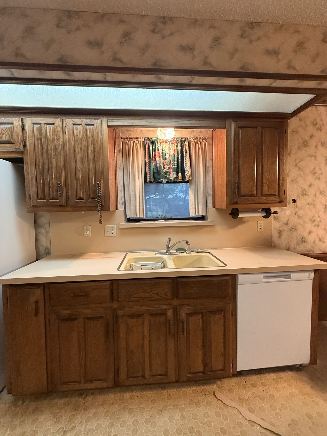 Kitchen sink wall before A&K's work